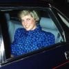 Princesse Diana à Londes souriante en voiture.