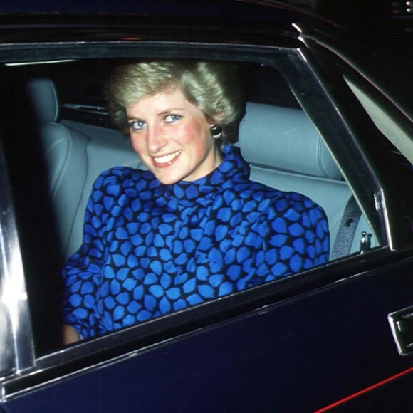 Princesse Diana à Londes souriante en voiture.