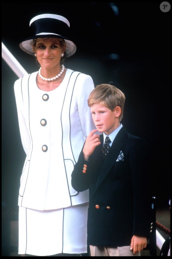 Lady Di avec son fils Harry pour le 50ème anniversaire de la victoire des Alliés en 1995 à Londres.
