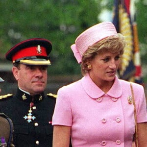 Princesse Diana à Howe barracks avec les militaires le 21 mai 1995.