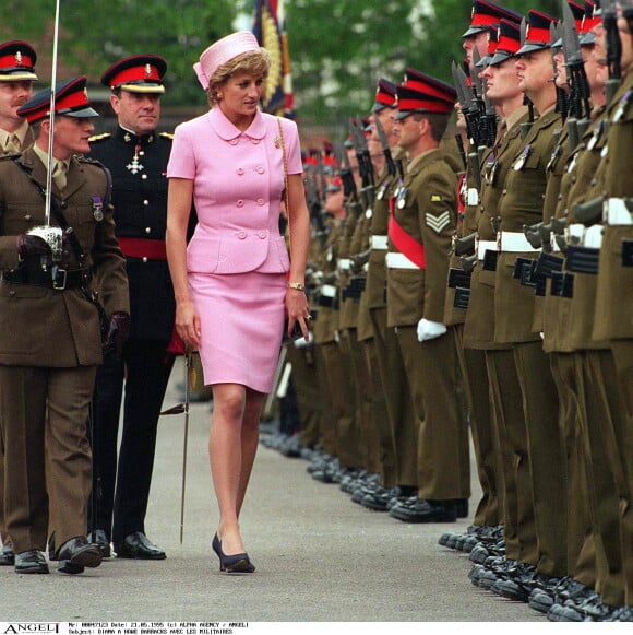 Princesse Diana à Howe barracks avec les militaires le 21 mai 1995.