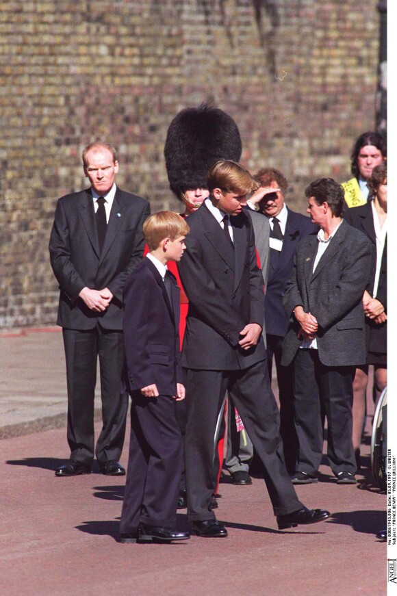 Les princes Harry et William pendant l'enterrement de leur maman Lady Diana le 5 septembre 1997.
