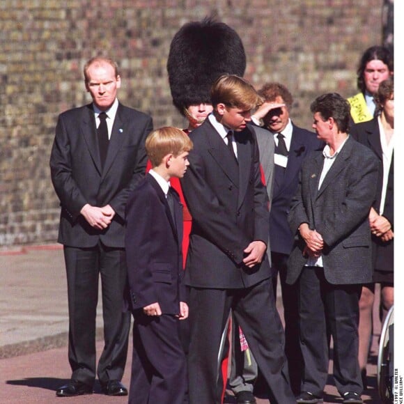 Les princes Harry et William pendant l'enterrement de leur maman Lady Diana le 5 septembre 1997.