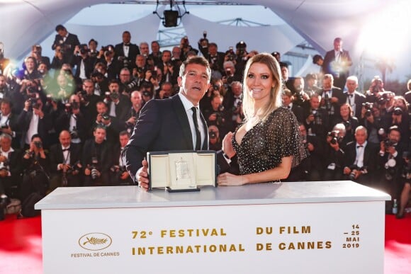 Antonio Banderas (Prix d'interprétation masculine : “Douleur et Gloire”) et sa compagne Nicole Kimpel - Photocall de la remise des palmes lors de la cérémonie de clôture du 72ème Festival International du Film de Cannes. Le 25 mai 2019. © Borde-Jacovides-Moreau / Bestimage