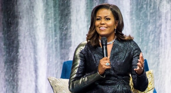 Michelle Obama en promotion pour son livre "Becoming" sur la scène du Ziggo Dome à Amsterdam, le 17 avril 2019.