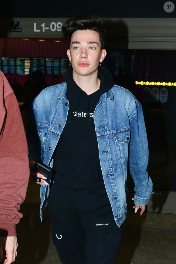 Exclusif - Le jeune YouTubeur James Charles arrive à l'aéroport de LAX à Los Angeles. Le 16 mai 2019.