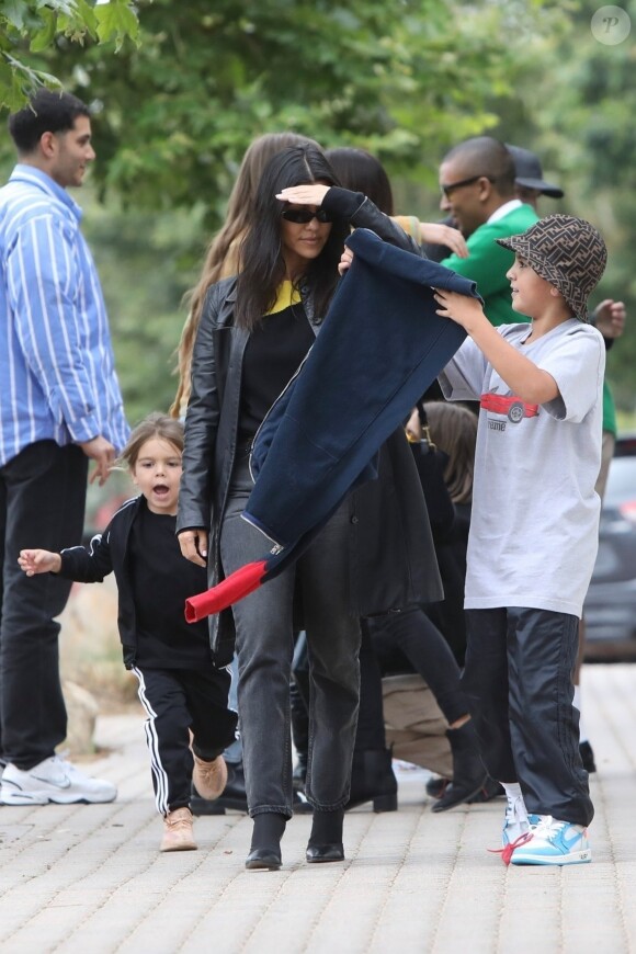 Exclusif - Kourtney Kardashian est allée déjeuner avec ses 3 enfants Mason, Penelope et Reign au restaurant Taverna Tony à Malibu, le 26 mai 2019.