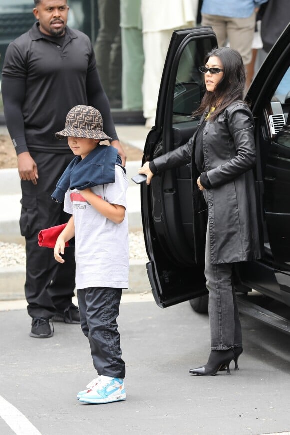 Kourtney Kardashian et son fils Mason Dash Disick - Les Kardashians arrivent à la messe dominicale de K.West à Los Angeles, le 26 mai 2019.