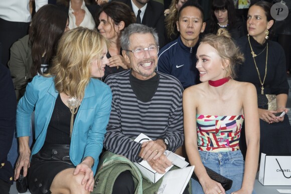 Vanessa Paradis, Jean-Paul Goude et Lily-Rose Depp au défilé de mode "Chanel", collection prêt-à-porter printemps-été 2016, au Grand Palais à Paris. Le 6 octobre 2015