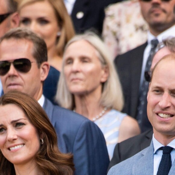 Le prince William, duc de Cambridge, Catherine (Kate) Middleton, duchesse de Cambridge, Theresa May (premier Ministre du Royaume-Uni) et son mari Phillip dans les tribunes de Wimbledon, le 15 juillet 2018. © Ray Tang via Zuma Press/Bestimage