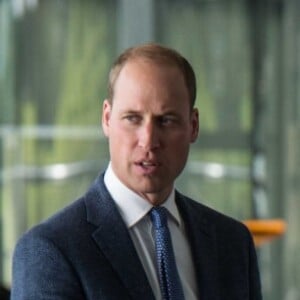 Le prince William, duc de Cambridge, visite l'usine McLaren Technology Centre en compagnie du président de McLaren Mike Flewitt. Woking, le 12 septembre 2017.