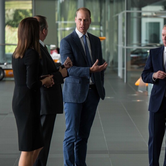Le prince William, duc de Cambridge, visite l'usine McLaren Technology Centre en compagnie du président de McLaren Mike Flewitt. Woking, le 12 septembre 2017.
