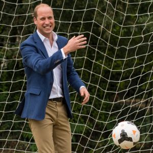 Le prince William, duc de Cambridge, reçoit l'équipe de football féminine "Wildcats Girl"s" à Kensington Palace le 13 juillet 2017.