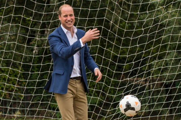 Le prince William, duc de Cambridge, reçoit l'équipe de football féminine "Wildcats Girl"s" à Kensington Palace le 13 juillet 2017.