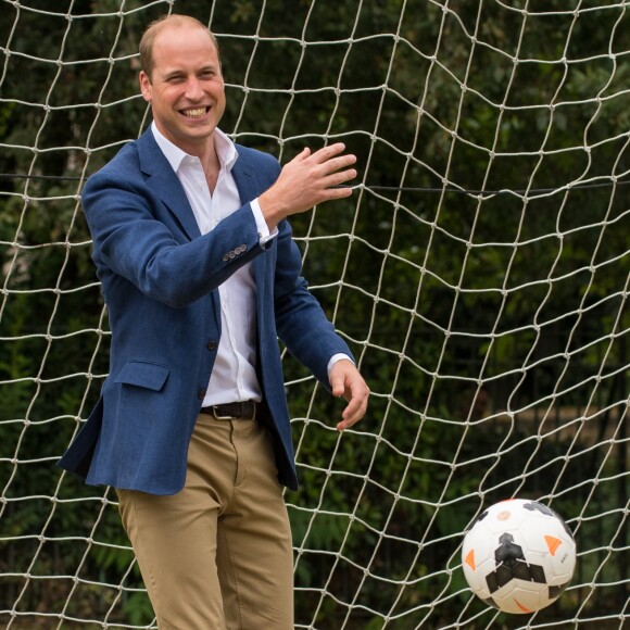 Le prince William, duc de Cambridge, reçoit l'équipe de football féminine "Wildcats Girl"s" à Kensington Palace le 13 juillet 2017.