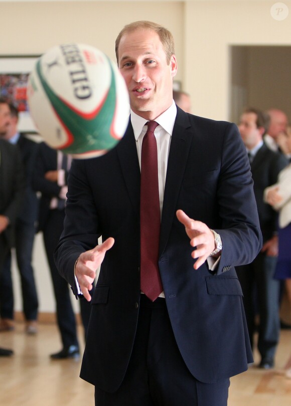 Le prince William, duc de Cambridge, visite le centre national du sport à Cardiff, le 1er octobre 2015, lors du lancement du programme Coach Core Welsh Rugby Union (WRU).