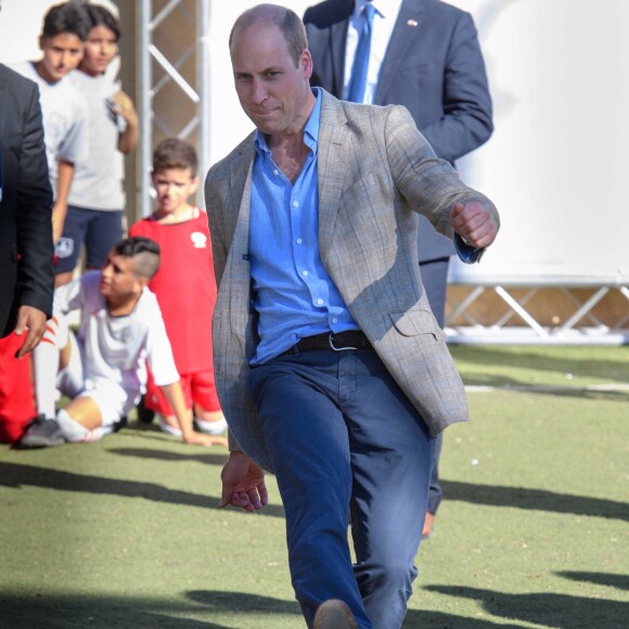 Le prince William joue au foot avec des étudiants à la "Ramallah Friends School", le 27 juin 2018.