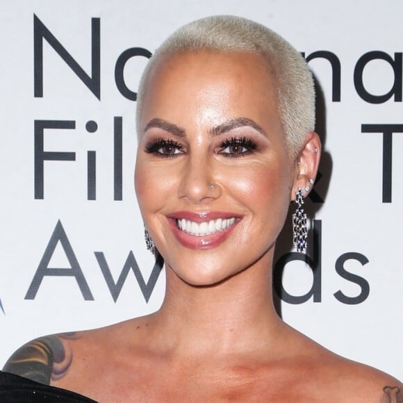 Amber Rose lors du photocall de la soirée National Film And Television Awards au Globe Theater à Los Angeles le 5 décembre 2018.