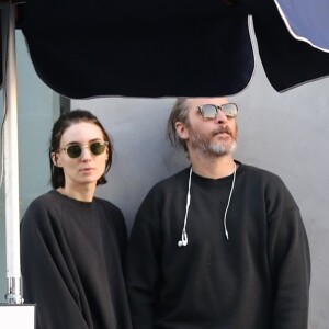 Exclusif - Joaquin Phoenix et Rooney Mara sont allés diner au restaurant Crossroads à Los Angeles, le 23 mars 2018