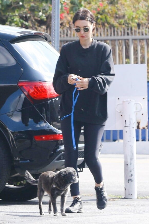Exclusif - Rooney Mara et sa compagne Joaquin Phoenix ont emmené leurs chiens chez le vétérinaire à Los Angeles, le 26 mai 2018