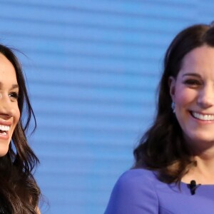 Meghan Markle et Catherine Kate Middleton (enceinte), duchesse de Cambridge lors du premier forum annuel de la Fondation Royale à Londres le 28 février 2018.