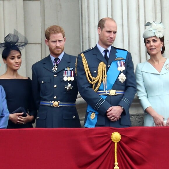 La reine Elisabeth II d'Angleterre, Meghan Markle, duchesse de Sussex (habillée en Dior Haute Couture par Maria Grazia Chiuri), le prince Harry, duc de Sussex, le prince William, duc de Cambridge, Kate Catherine Middleton, duchesse de Cambridge - La famille royale d'Angleterre lors de la parade aérienne de la RAF pour le centième anniversaire au palais de Buckingham à Londres. Le 10 juillet 2018