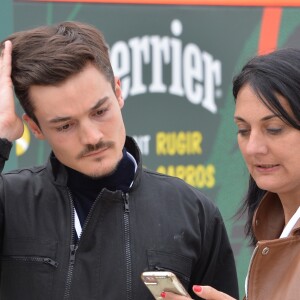 Exclusif - Camille Cerf (Miss France 2015) et son compagnon Cyrille participent à l'animation "Smash Perrier" dans la cadre des Internationaux de France de Roland-Garros 2019, à Paris, France, le 29 mai 2019. En lien avec le tournoi de Roland Garros, Perrier installe une tyrolienne sur la Tour Eiffel du 5 au 11 juin. Le Smash Perrier, c'est s'élancer depuis le deuxième étage de la Tour Eiffel et atterrir à Ecole Militaire une minute plus tard, en tyrolienne ! Comme un smash au tennis en somme, avec une vitesse moyenne de 90 km/h. © Veeren/Bestimage  (No Web pour la Belgique et la Suisse) Exclusive - Celebs participate in the animation "Smash Perrier" as part of the French Open at Roland Garros 2019. In connection with the Roland Garros tournament, Perrier installs a zip line on the Eiffel Tower from 5 to 11 June. The Smash Perrier is to start from the second floor of the Eiffel Tower and land at Ecole Militaire a minute later, zip line! Like a tennis smash, with an average speed of 90 km/h. Paris, May 29th, 2019.29/05/2019 - Paris