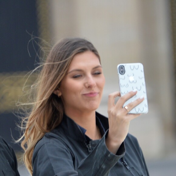 Exclusif - Camille Cerf (Miss France 2015) et son compagnon Cyrille participent à l'animation "Smash Perrier" dans la cadre des Internationaux de France de Roland-Garros 2019, à Paris, France, le 29 mai 2019. En lien avec le tournoi de Roland Garros, Perrier installe une tyrolienne sur la Tour Eiffel du 5 au 11 juin. Le Smash Perrier, c'est s'élancer depuis le deuxième étage de la Tour Eiffel et atterrir à Ecole Militaire une minute plus tard, en tyrolienne ! Comme un smash au tennis en somme, avec une vitesse moyenne de 90 km/h. © Veeren/Bestimage
