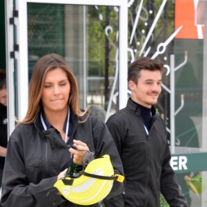 Exclusif - Camille Cerf (Miss France 2015) et son compagnon Cyrille participent à l'animation "Smash Perrier" dans la cadre des Internationaux de France de Roland-Garros 2019, à Paris, France, le 29 mai 2019. En lien avec le tournoi de Roland Garros, Perrier installe une tyrolienne sur la Tour Eiffel du 5 au 11 juin. Le Smash Perrier, c'est s'élancer depuis le deuxième étage de la Tour Eiffel et atterrir à Ecole Militaire une minute plus tard, en tyrolienne ! Comme un smash au tennis en somme, avec une vitesse moyenne de 90 km/h. © Veeren/Bestimage