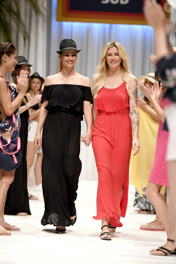 Michelle Hunziker et Ireland Baldwin lors du défilé de la nouvelle collection de vêtements de plage pour femmes Aldi Süd au Musée Haus der Kuns à Munich, le 28 mai 2019.