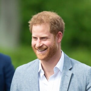 Le prince Harry se déplace à La Haye quelques jours après la naissance de son premier enfant Archie pour une conférence pour la prochaine compétition Invictus Games qui se déroulera aux Pays-Bas. Il a été reçu par la princesse Margriet des Pays-Bas. Invictus Games est une compétition multisports pour les soldats et vétérans de guerre blessés et handicapés, s'inspirant des jeux paralympiques, ils tirent leur nom du poème Invictus de William Ernest Henley ; le slogan, I AM, renvoie d'ailleurs aux deux derniers vers du poème. La Haye, le 9 mai 2019.