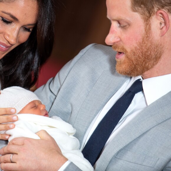 Le prince Harry et Meghan Markle, duc et duchesse de Sussex, présentent leur fils Archie Harrison Mountbatten-Windsor dans le hall St George au château de Windsor le 8 mai 2019.