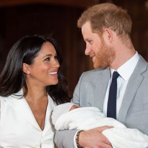 Le prince Harry et Meghan Markle, duc et duchesse de Sussex, présentent leur fils Archie Harrison Mountbatten-Windsor dans le hall St George au château de Windsor le 8 mai 2019.