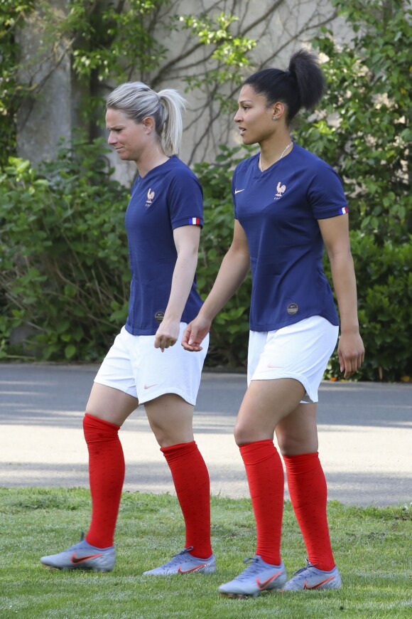 Amandine Henry (France) et Valerie Gauvin (France) lors de la prise de vue de la photo officielle de l'équipe de France féminine de football avant la Coupe du monde 2019, à Clairefontaine-sur-Yvelines, France, le 23 mai 2019.