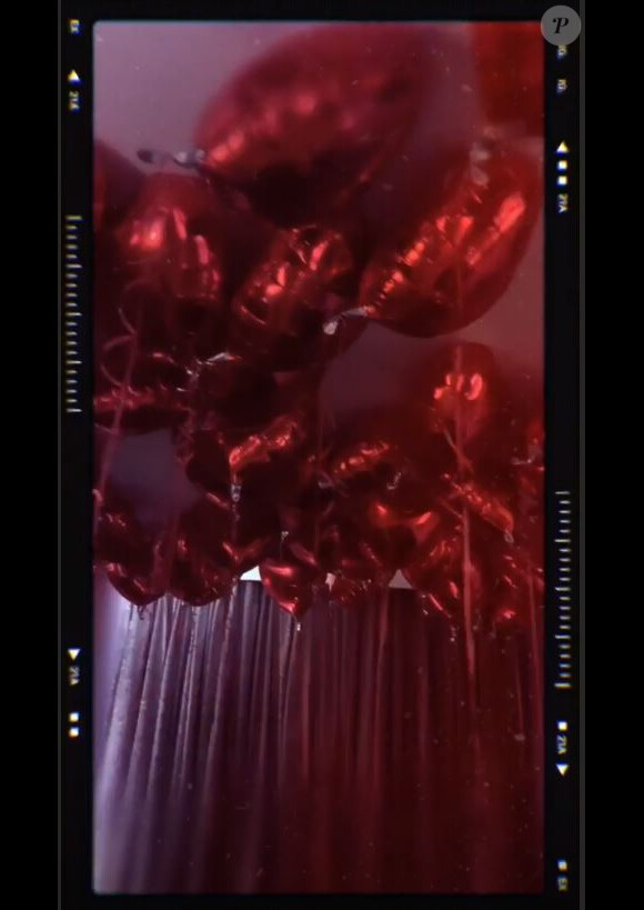 Ballons rouges en forme de coeur, bougies, fleurs,... Tom Kaulitz a organisé beaucoup de surprises pour les 46 ans de sa chérie Heidi Klum le 1er juin 2019.