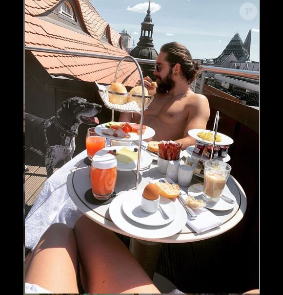 Heidi Klum et son amoureux Tom Kaulitz le 2 juin 2019 sur leur terrasse.