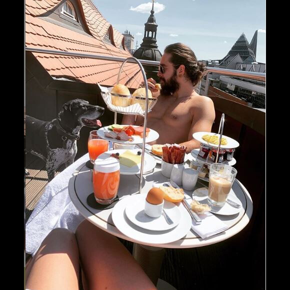 Heidi Klum et son amoureux Tom Kaulitz le 2 juin 2019 sur leur terrasse.