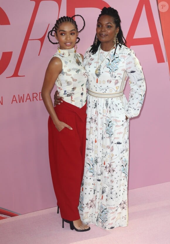 Yara Shahidi et sa mère Keri Shahidi assistent aux CFDA Fashion Awards 2019 au Brooklyn Museum. Brooklyn, le 3 juin 2019.