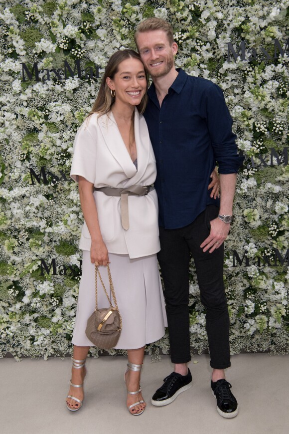 Le footballeur André Schürrle et son épouse Anna assistent au défilé Max Mara Resort 2020 au Neues Museum à Berlin, Allemagne, le 3 juin 2019.