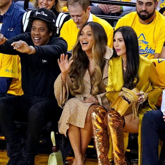 Jay-Z et Beyoncé assistent au troisième match de la finale de NBA opposant Golden State Warriors aux Toronto Raptors à l'Oracle Arena. Oakland, le 5 juin 2019.