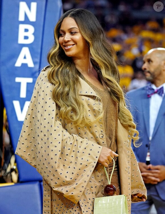Jay-Z et Beyoncé assistent au troisième match de la finale de NBA opposant Golden State Warriors aux Toronto Raptors à l'Oracle Arena. Oakland, le 5 juin 2019.