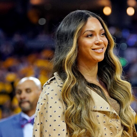 Jay-Z et Beyoncé assistent au troisième match de la finale de NBA opposant Golden State Warriors aux Toronto Raptors à l'Oracle Arena. Oakland, le 5 juin 2019.