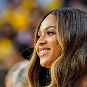 Jay-Z et Beyoncé assistent au troisième match de la finale de NBA opposant Golden State Warriors aux Toronto Raptors à l'Oracle Arena. Oakland, le 5 juin 2019.