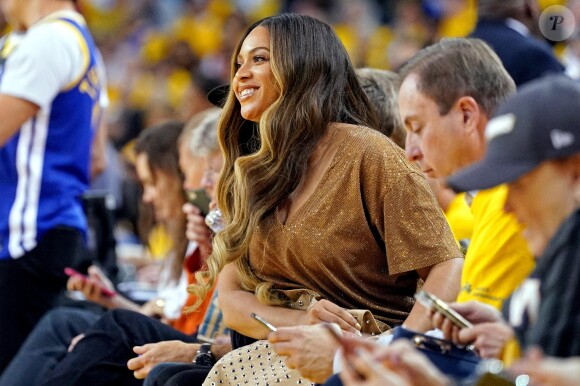 Jay-Z et Beyoncé assistent au troisième match de la finale de NBA opposant Golden State Warriors aux Toronto Raptors à l'Oracle Arena. Oakland, le 5 juin 2019.