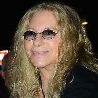 Barbra Streisand émue : Ses chiens clonés posent sur la tombe de leur "mère"