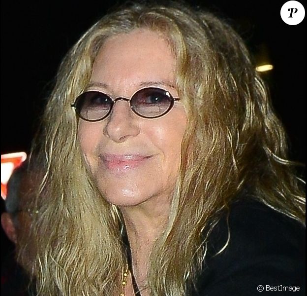 Exclusif - Barbra Streisand et son mari James Brolin se baladent main dans la main dans les rues de Santa Monica à Los Angeles. Le couple est allé diner au restaurant Giorgio Baldi. Le 24 mai 2019.