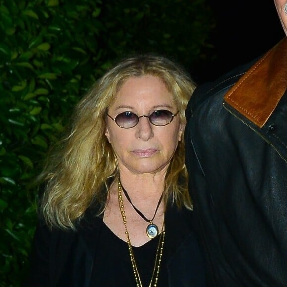 Exclusif - Barbra Streisand et son mari James Brolin se baladent main dans la main dans les rues de Santa Monica à Los Angeles. Le couple est allé diner au restaurant Giorgio Baldi. Le 24 mai 2019.