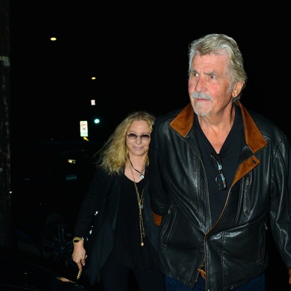 Exclusif - Barbra Streisand et son mari James Brolin se baladent main dans la main dans les rues de Santa Monica à Los Angeles. Le couple est allé diner au restaurant Giorgio Baldi. Le 24 mai 2019.