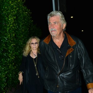 Exclusif - Barbra Streisand et son mari James Brolin se baladent main dans la main dans les rues de Santa Monica à Los Angeles. Le couple est allé diner au restaurant Giorgio Baldi. Le 24 mai 2019.