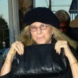 Exclusif - Barbra Streisand est allée dîner au restaurant Giorgio Baldi à Santa Monica, Los Angeles, le 24 mars 2019. La chanteuse, très souriante, tient son sac à main devant son visage.
